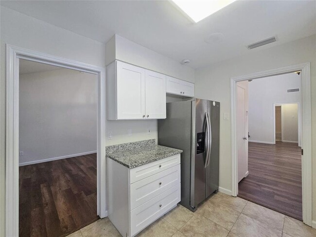Building Photo - 3000 Maywood Cir