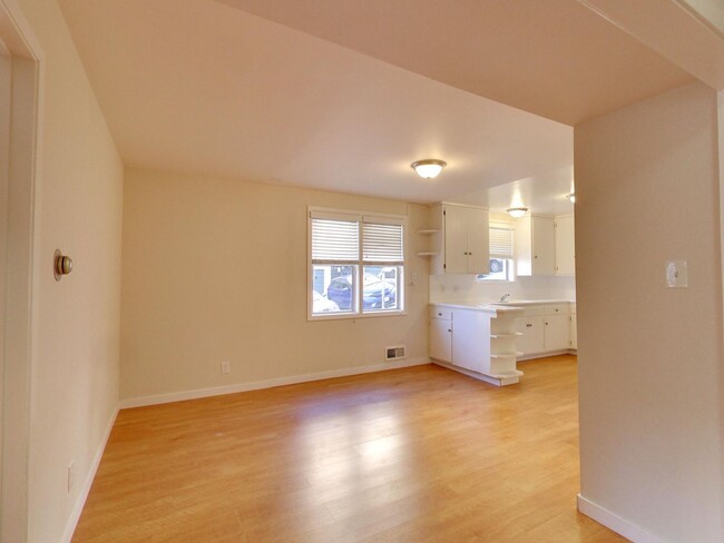 Primary Photo - One Month Free!! Prime Telegraph Hill Loca...