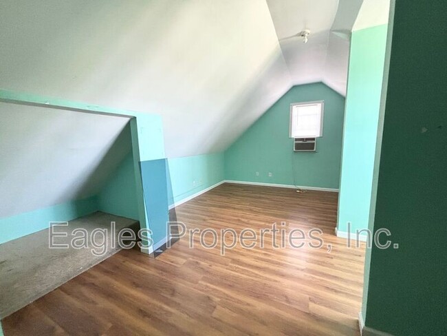 Building Photo - 121 Willowbrook Dr