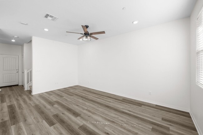 Building Photo - Beautiful 3 Bed / 2.5 Bath Condo with Open Floor Plan & Private Patio!