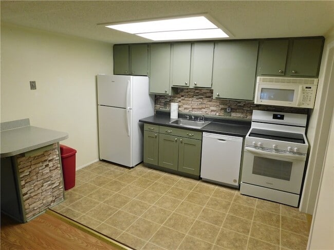 Building Photo - 543 7th Pl