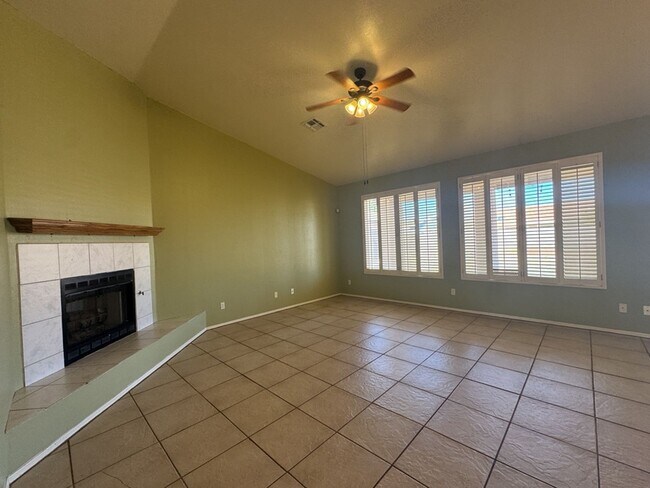 Building Photo - Beautiful 4 bedroom home in the neighborhood of Canyon De Flores!