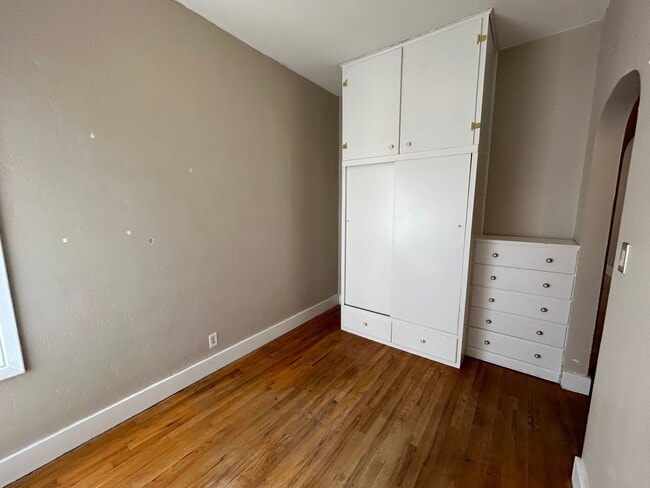 Building Photo - 3 Bedroom 1 Bath Large House with Garage & Many Amenities