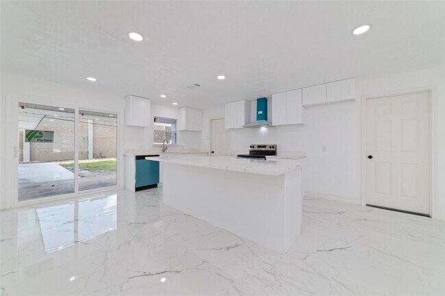 Building Photo - 9114 Mahoning Dr