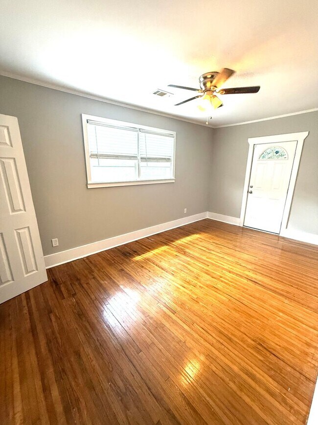Building Photo - ** Beautiful 3 bed 2 bath located in fores...