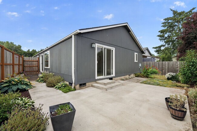 Building Photo - Charming Single-Level Home with Fresh Updates & Pet-Friendly Yard!