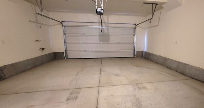 Building Photo - LIKE BRAND NEW AND BEAUTIFUL! 3 BEDROOMS, 2.5 BATHS