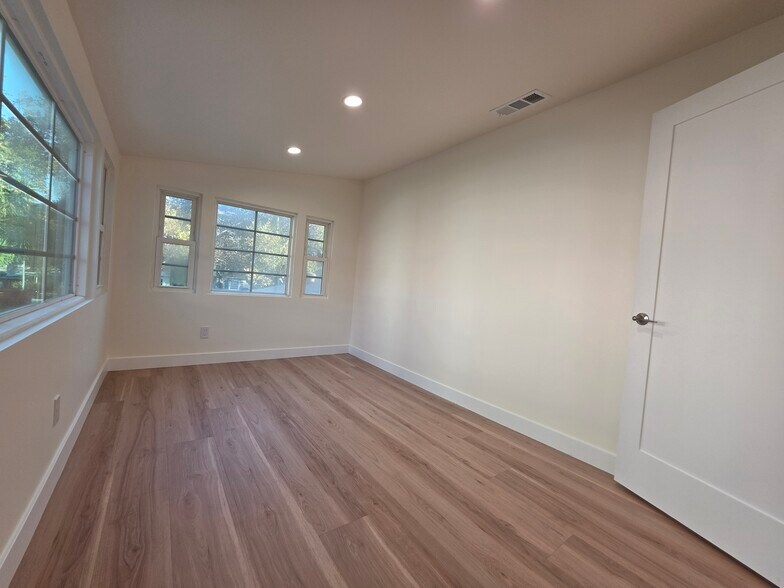 Building Photo - 2913 W Riverside Dr