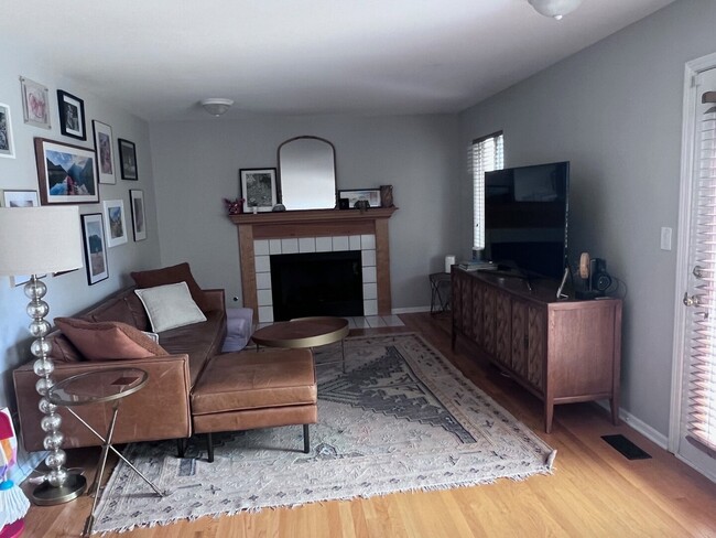 Building Photo - 1028 Lakewood Cir
