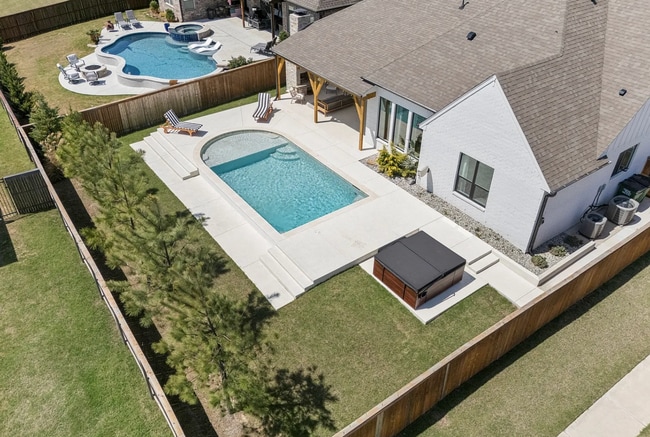 Building Photo - Gorgeous 4 bedroom & 4 Bath Luxury Home in...