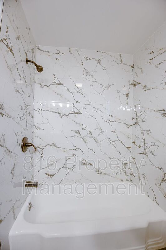 Building Photo - 3828 E 72nd Terrace