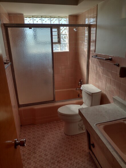 Full bathroom - 5617 N Christiana Ave