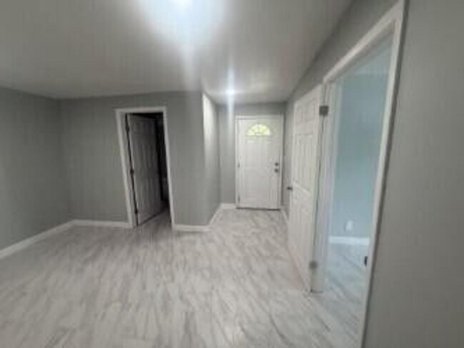 Building Photo - 2329 Fairway Dr