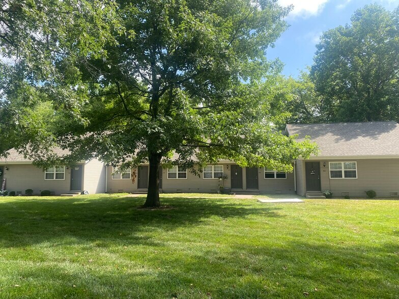 Building Photo - 704 Village Dr