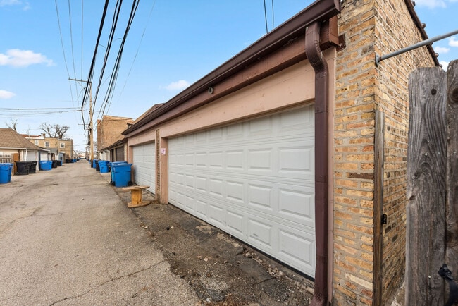 Building Photo - 2630 N Hamlin Ave