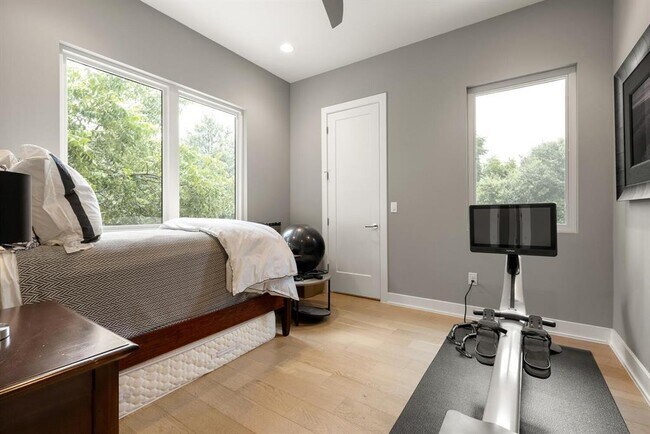 Building Photo - 1908 Kinney Ave