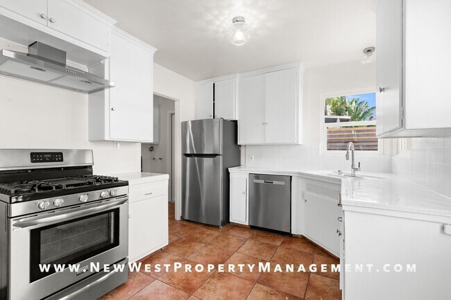 Building Photo - Recently Renovated University Heights 2 Bed 1 Bath with 2 off-street parking spaces! Pet OK!