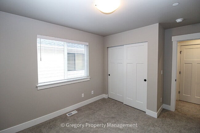 Building Photo - Brand New Spacious 5-Bedroom Retreat at Coyote Ridge 3 Full Baths 2 Car Garage 2330sf A/C Prime B...