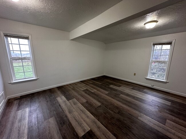 Building Photo - 3 Bedroom 2 bath Farm house