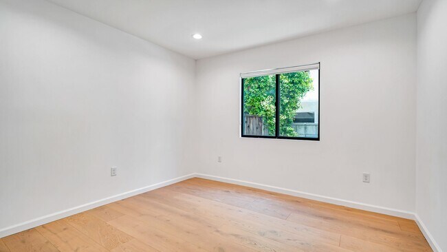Building Photo - 1570 Myra Ave
