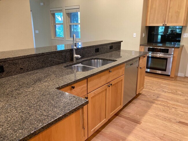 Building Photo - Custom home in the sought-after Edgemont H...