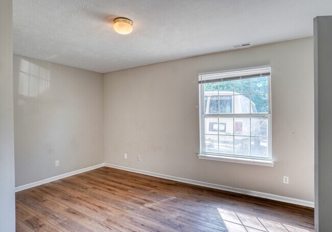 Building Photo - Holloway Street Apartments