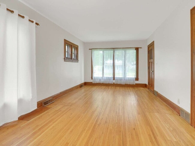 Building Photo - Cozy 4 Bed home in Lauderdale