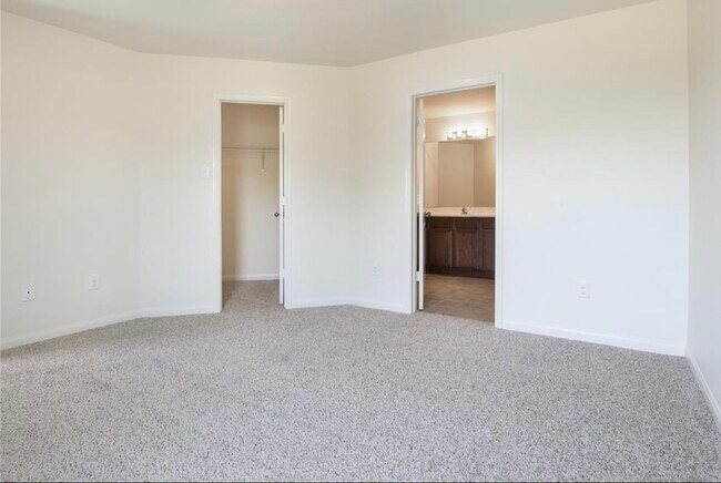 Building Photo - 22622 Cloverland Field Dr