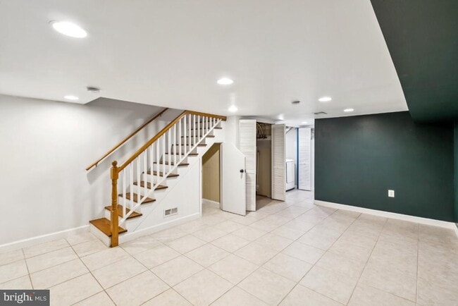 Building Photo - 3318 Blaine St NE