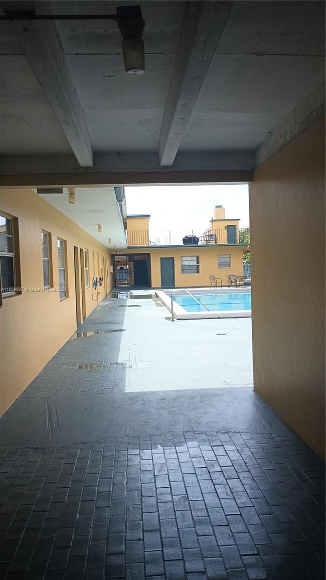 Building Photo - 1975 NE 135th St