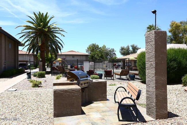 Building Photo - 1402 E Guadalupe Rd