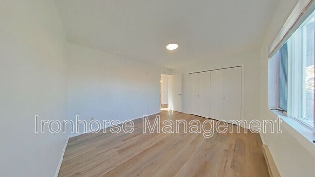 Building Photo - 811 W Villard St