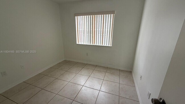 Building Photo - 1251 SE 28th Ct