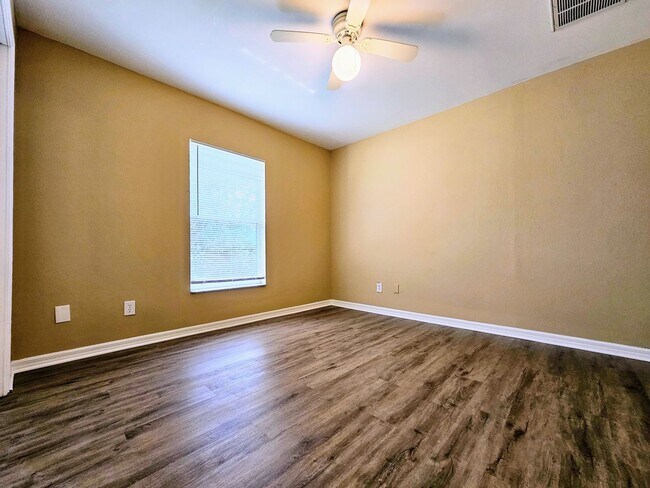Building Photo - Great 3-bedrooms, 2 baths duplex with new ...