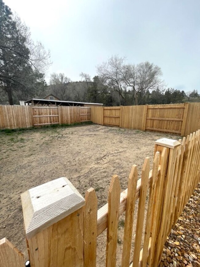 Building Photo - Beautiful like new 3 bedroom Hayden home i...