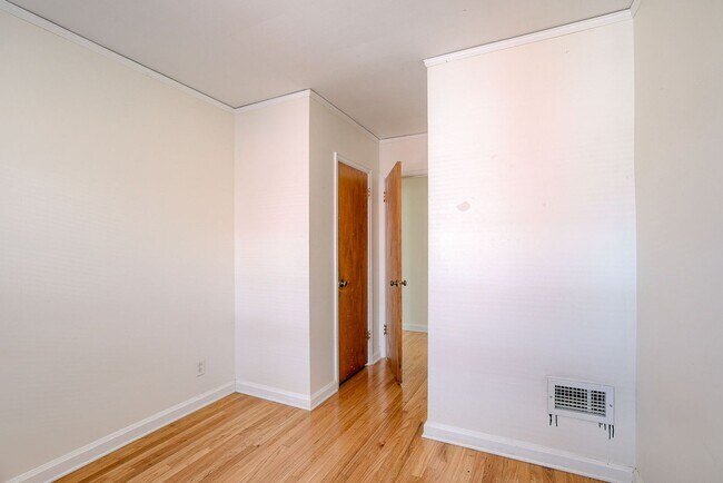 Building Photo - Charming 3 Bedroom Duplex In Prime Location!!