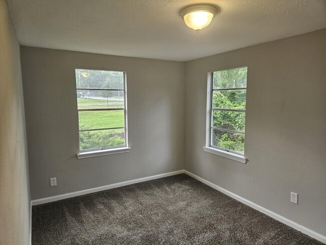 Building Photo - 1305 St Lawrence River Rd