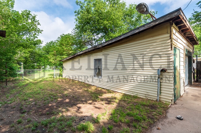 Building Photo - 719 S Glenn St