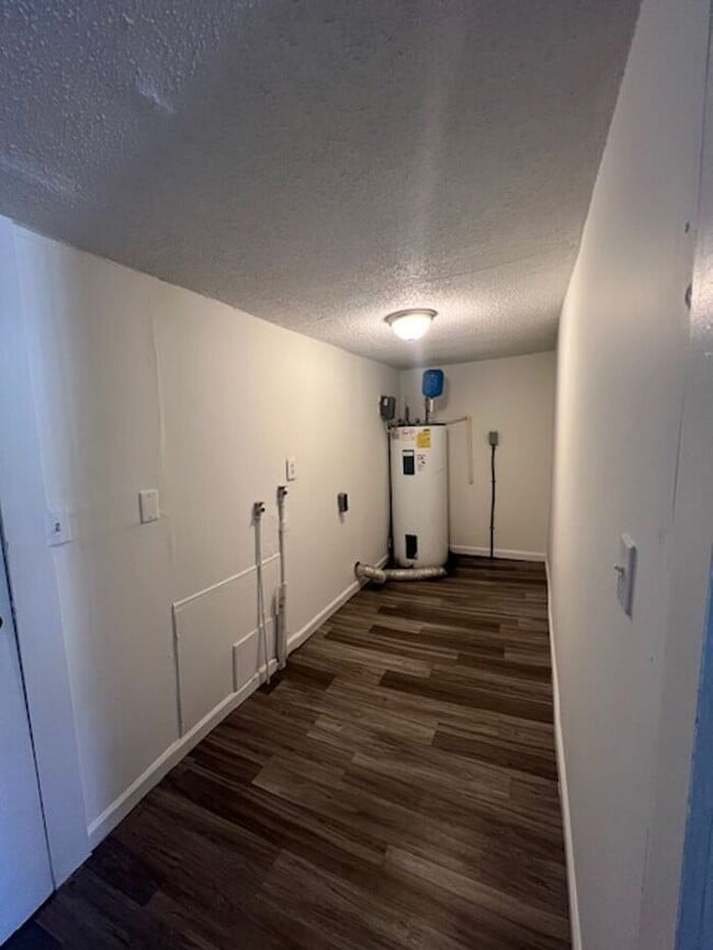 Building Photo - Beautiful 4 bedroom 1.5 bath House