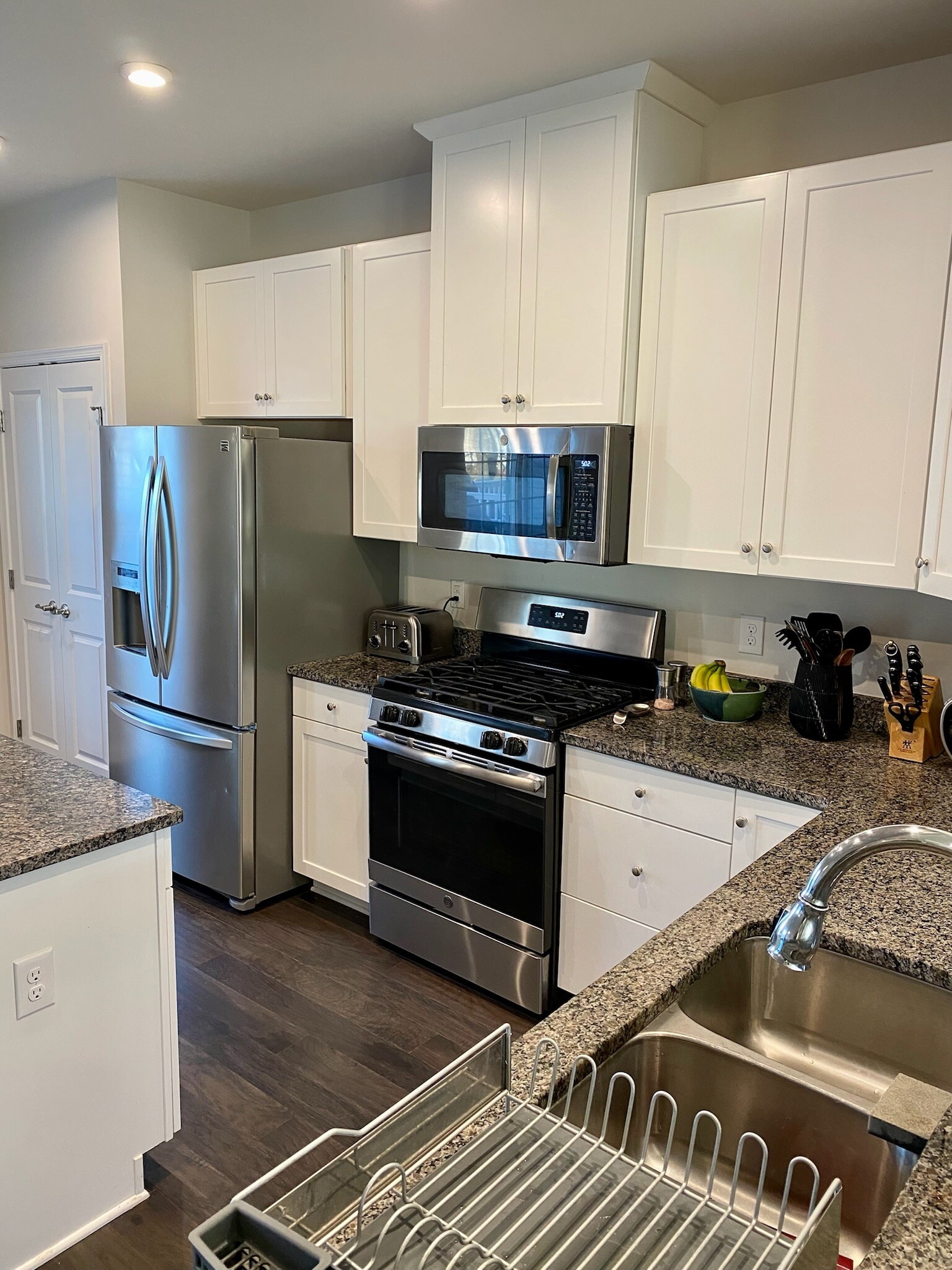 Gas range - 247 Madison Ln