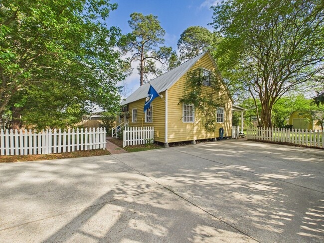 Building Photo - COMING SOON! Charming Cottage in the Center of Town