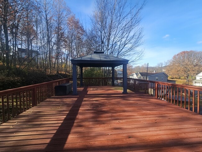 Building Photo - 208 Sanderson St