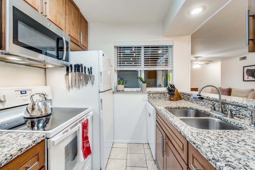 Building Photo - 5142 Amesbury Dr