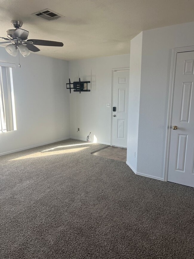 Building Photo - Freshly updated 3 bedroom 2 bathroom apartment in St George!