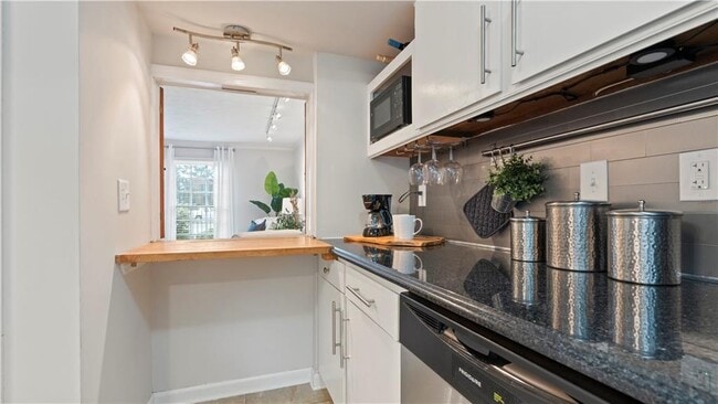 Building Photo - 3095 Colonial Way