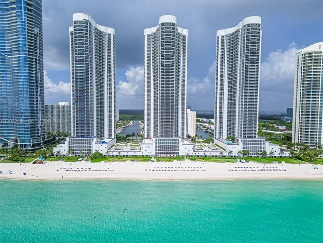 Building Photo - 15811 Collins Ave
