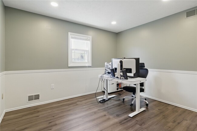 Building Photo - 12 White Oak Bend