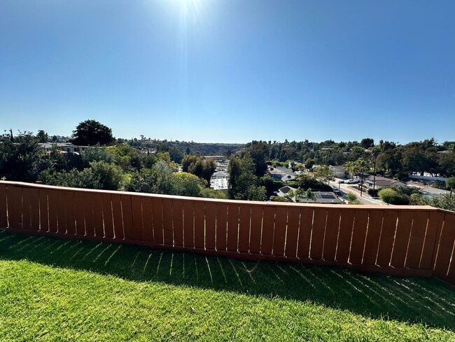 Building Photo - Large 3BD/2BA w/ Private Backyard!