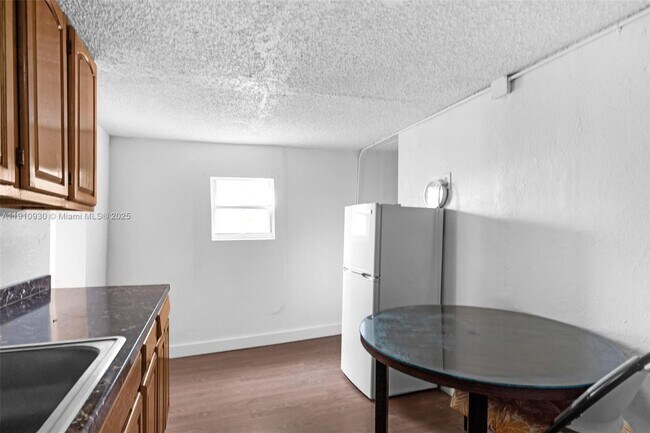 Building Photo - 176 NE 50th St