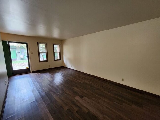 Building Photo - Downtown 1 bedroom Courtyard Apartment *Tenant Pays Electric ONLY!*